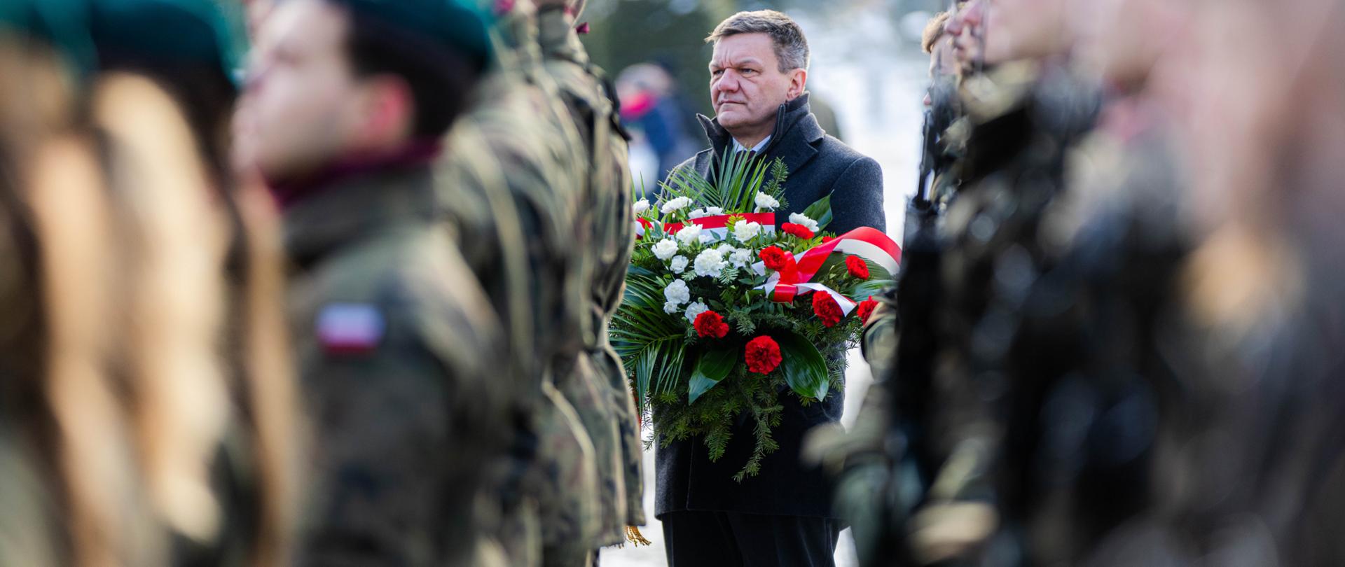 Łódzkie uroczystości w 107. rocznicę Powstania Wielkopolskiego - żołnierze 9 ŁBOT i Krzysztof Sztrajber, wicedyrektor Biura Wojewody