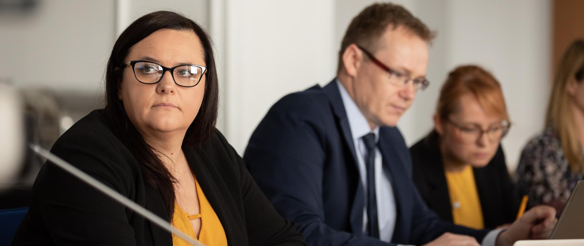 Grupa osób przy stole. Na pierwszym planie wiceminister Małgorzata Jarosińska-Jedynak.