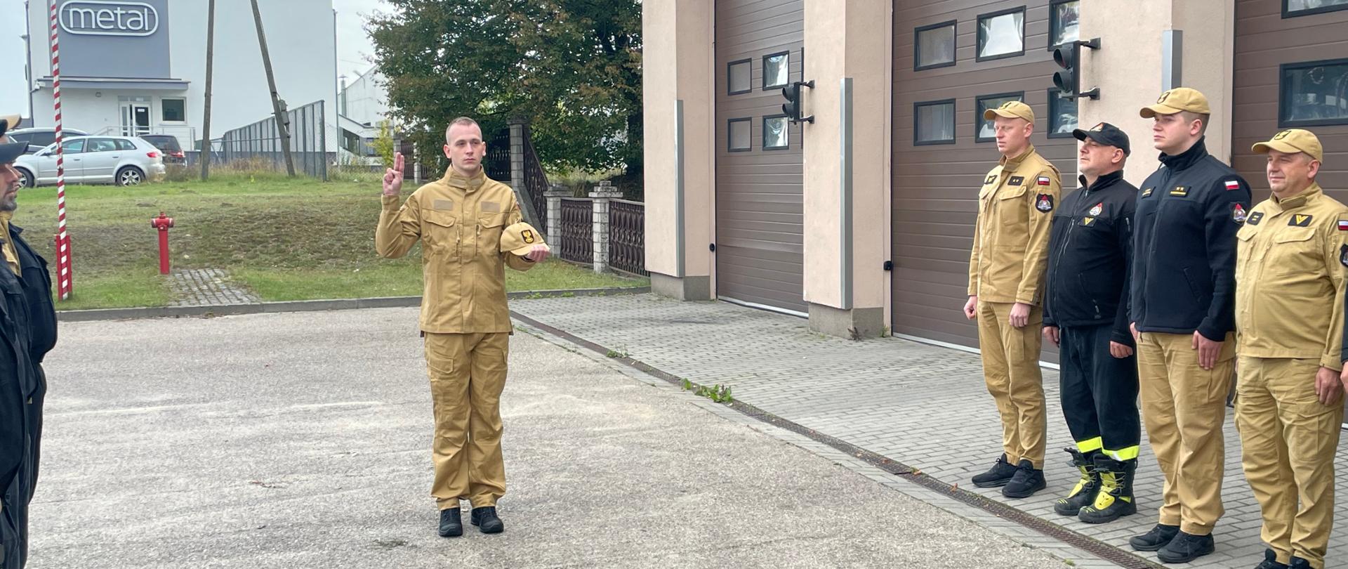 Nowo przyjęty strażaka w trakcie składania ślubowania. 