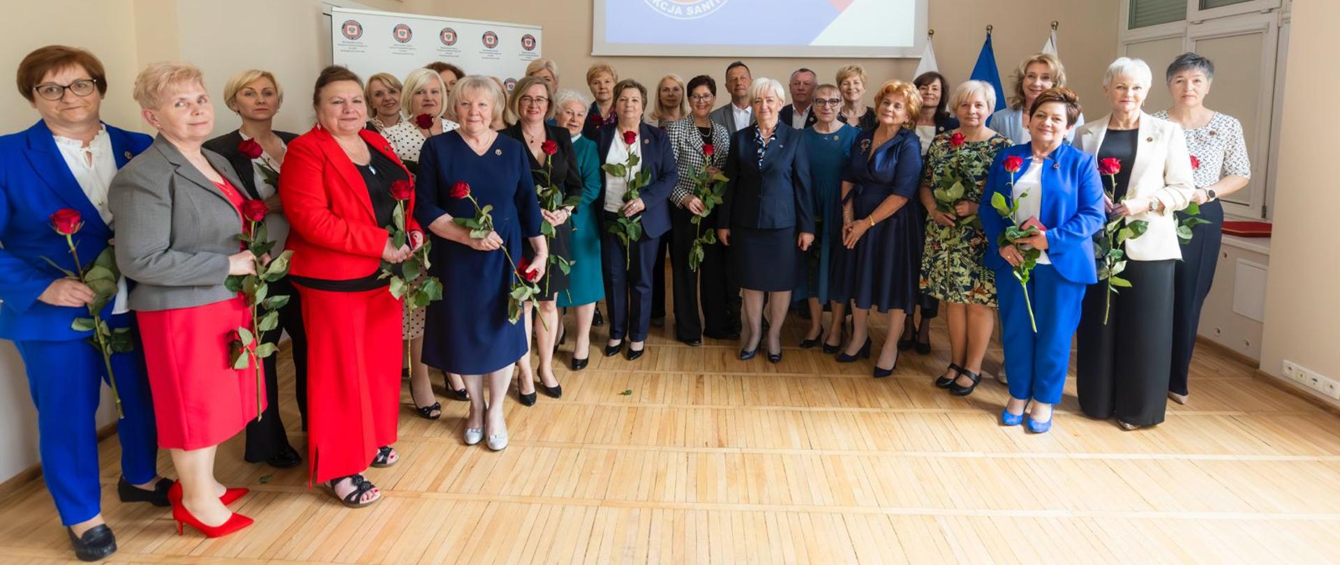 Pamiątkowa fotografia uczestników uroczystości 