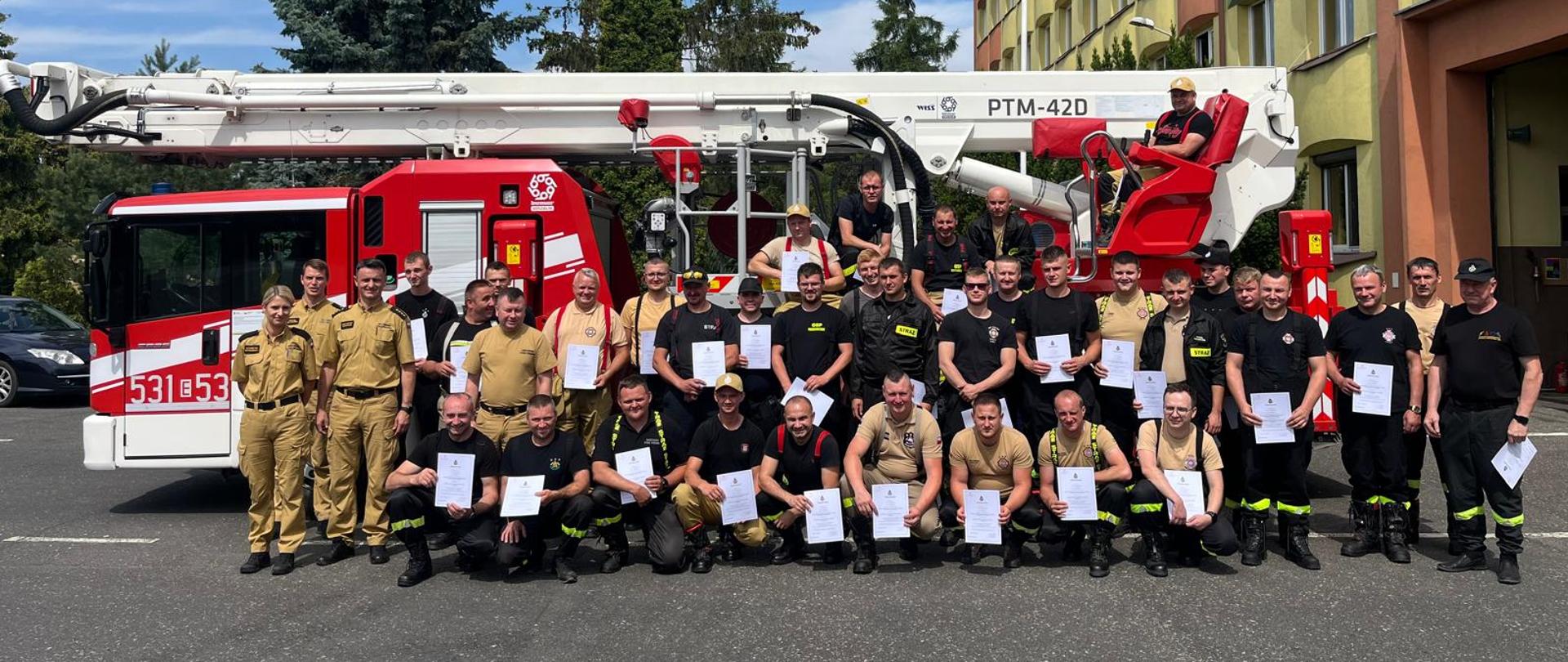 Na zdjęciu widzimy uczestników kursu kierowca konserwator oraz funkcjonariuszy Państwowej Strazy którzy prowadzili szkolenie