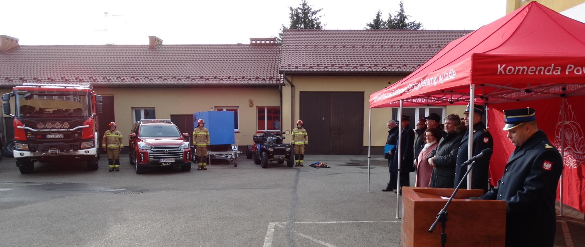 na placu wewnętrznym samochody pożarnicze, strażacy oraz zaproszeni goście