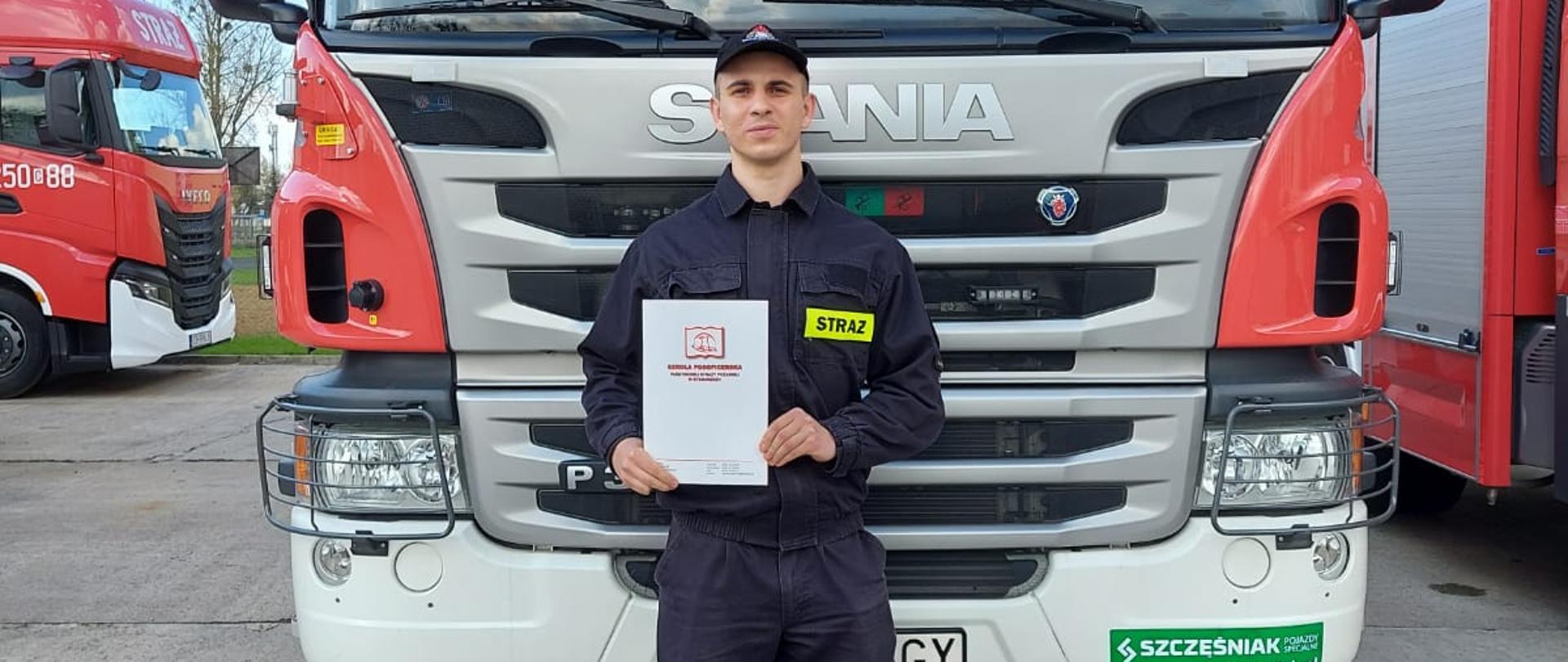 Strazak przy samochodzie