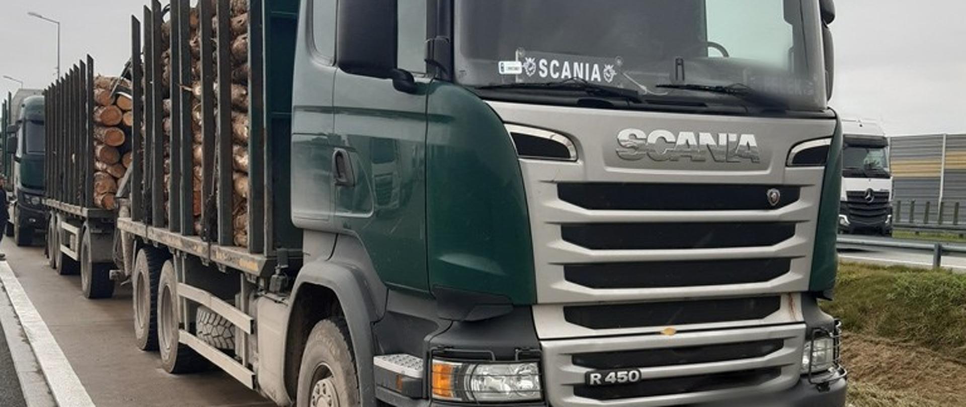 Przeważone pojazdy transportujące drewno na S8