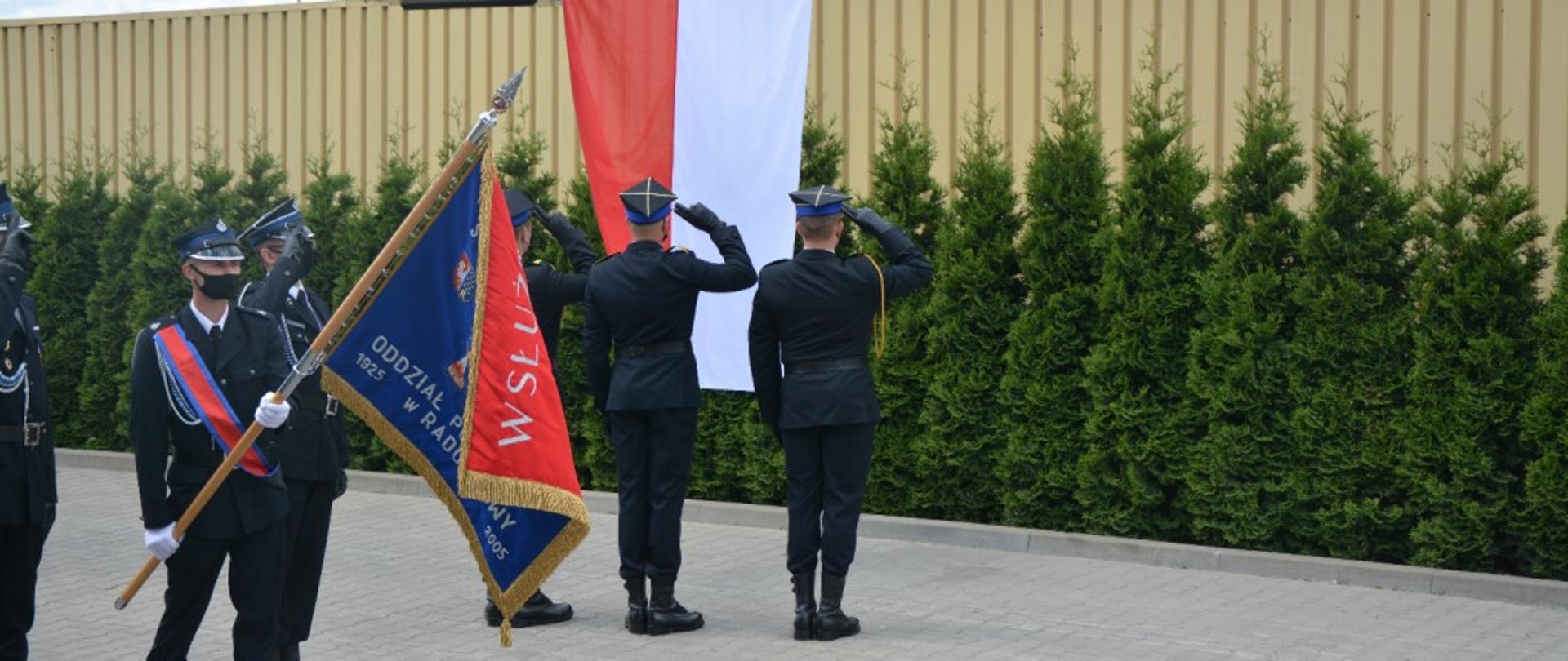 Na zdjęciu widać poczet flagowy oraz poczet sztandarowy.