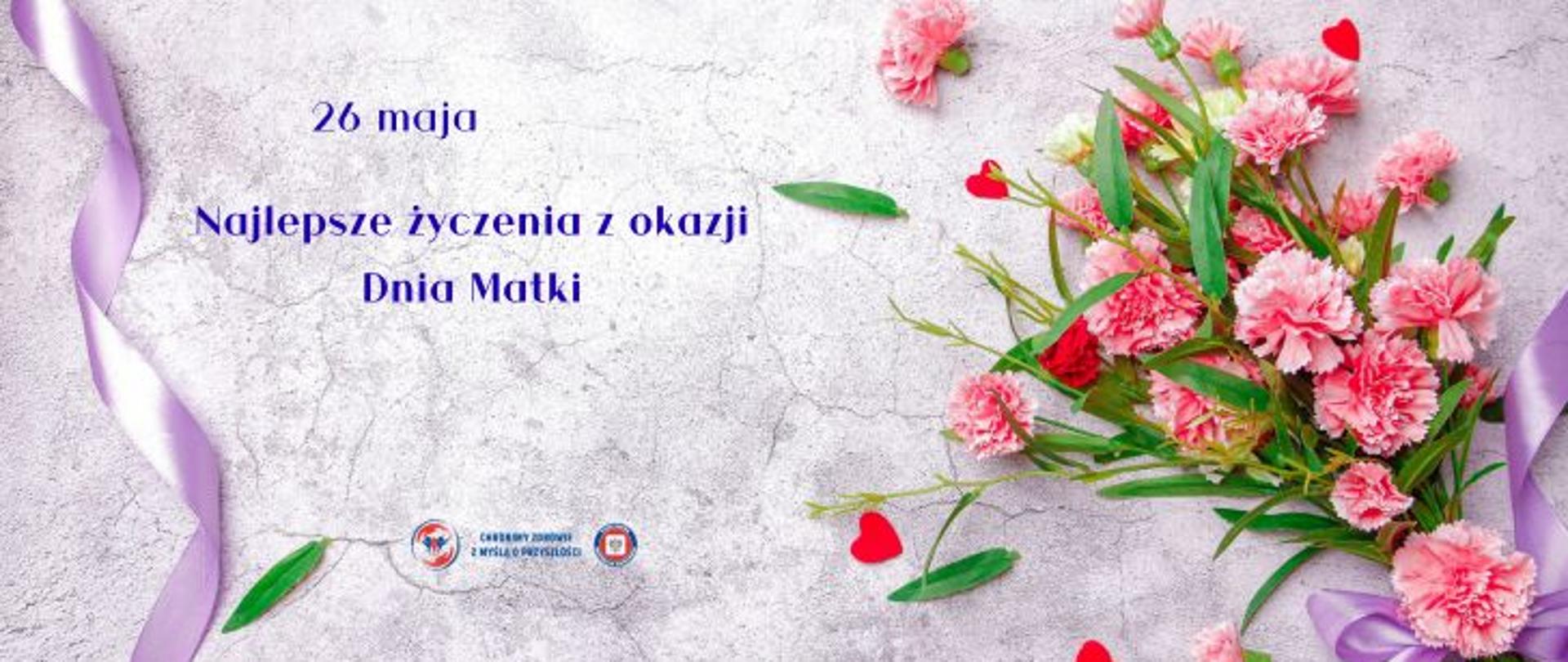 Na szarym tle od lewej fioletowa tasiemka obok fioletowy napis 26 maja Najlepsze życzenia z okazji Dnia Matki, poniżej logo Państwowej Inspekcji Sanitarnej wraz z hasłem: Chronimy zdrowie z myślą o przyszłości. Po prawej stronie duży bukiet różowych goździków przewiązany fioletową tasiemką. Wokół bukietu małe czerwone serduszka.