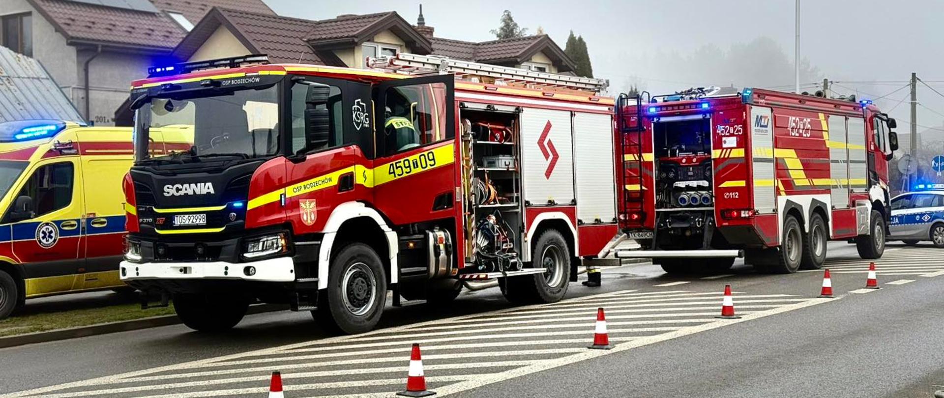 Na zdjęciu na pierwszym planie widoczne są dwa samochody ratowniczo gaśnicze. 