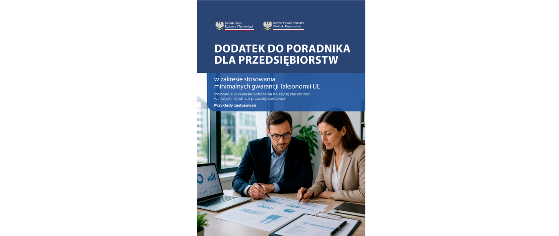 Zdjęcie przedstawia okładkę dodateku do Poradnika dla przedsiębiorstw w zakresie stosowania minimalnych gwarancji Taksonomii UE. Wyzwania w zakresie wdrażania należytej staranności w małych i średnich przedsiębiorstwach. W górnej części zdjęcia na granatowym tle znajduje się tytuł wraz z logami MRiT i MFiPR, natomiast poniżej znajduje się zdjęcie przedstawiające 2 pracowników biurowych - kobietę i mężczyznę - analizujących raport z danymi. 