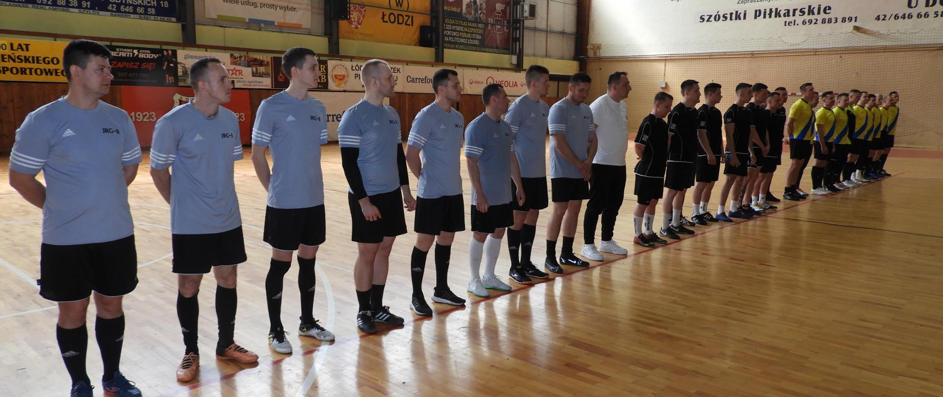 Zawodnicy najlepszych drużyn ustawieni w rzędzie przed wręczeniem pucharów