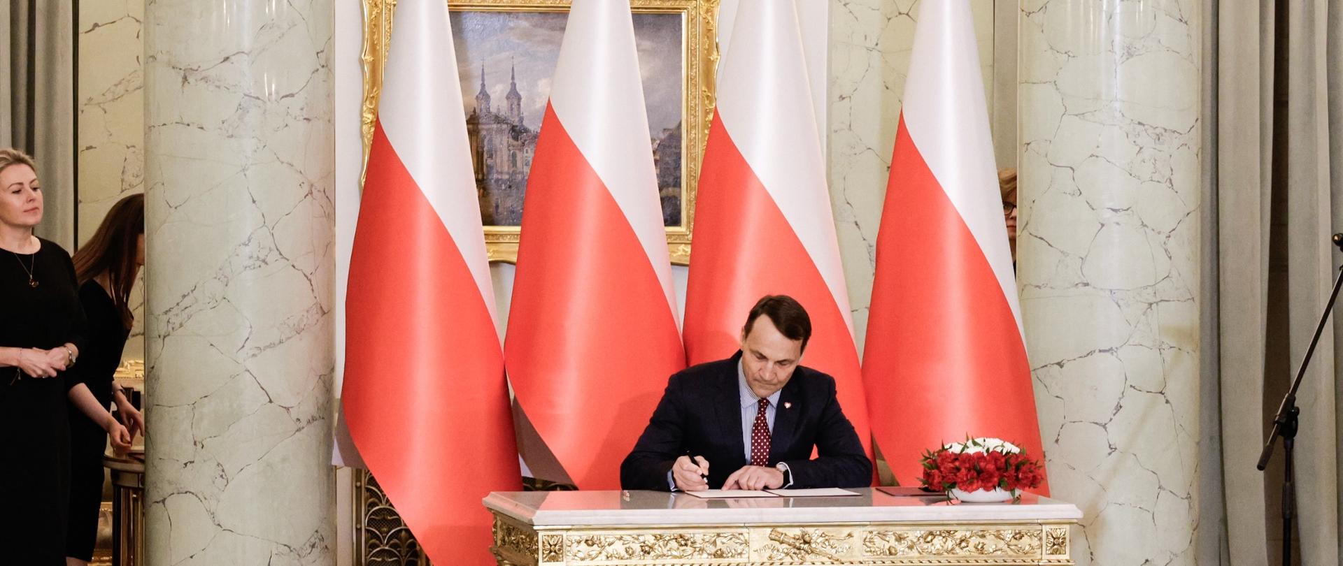 Minister Radosław Sikorski odbierający akt powołania w Pałacu Prezydenckim (13 grudnia 2023)