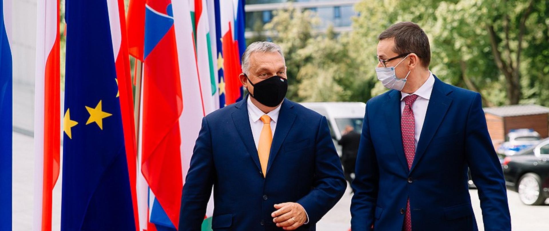 Premier Polski z premierem Węgier idą czerwonym dywanem.