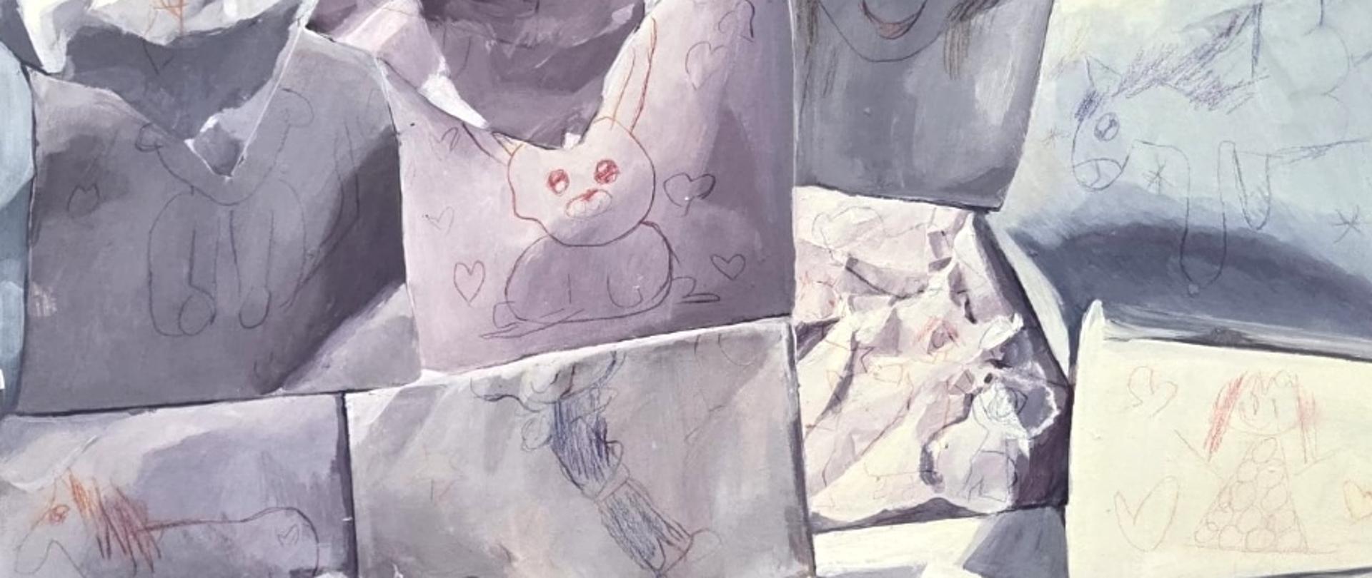 Kompozycja malarska przedstawiająca zbiór nakładających się na siebie kartek z dziecięcymi rysunkami. Na jasnych, szaroliliowych powierzchniach widoczne są proste rysunki postaci, zwierząt, kwiatów i symboli, wykonane delikatną kreską w różnych kolorach. Zmięte i pofałdowane kartki tworzą wielowarstwową, nieregularną kompozycję. Dominują chłodne odcienie szarości, bieli, fioletu i błękitu, przełamane subtelnymi akcentami czerwieni i żółci.