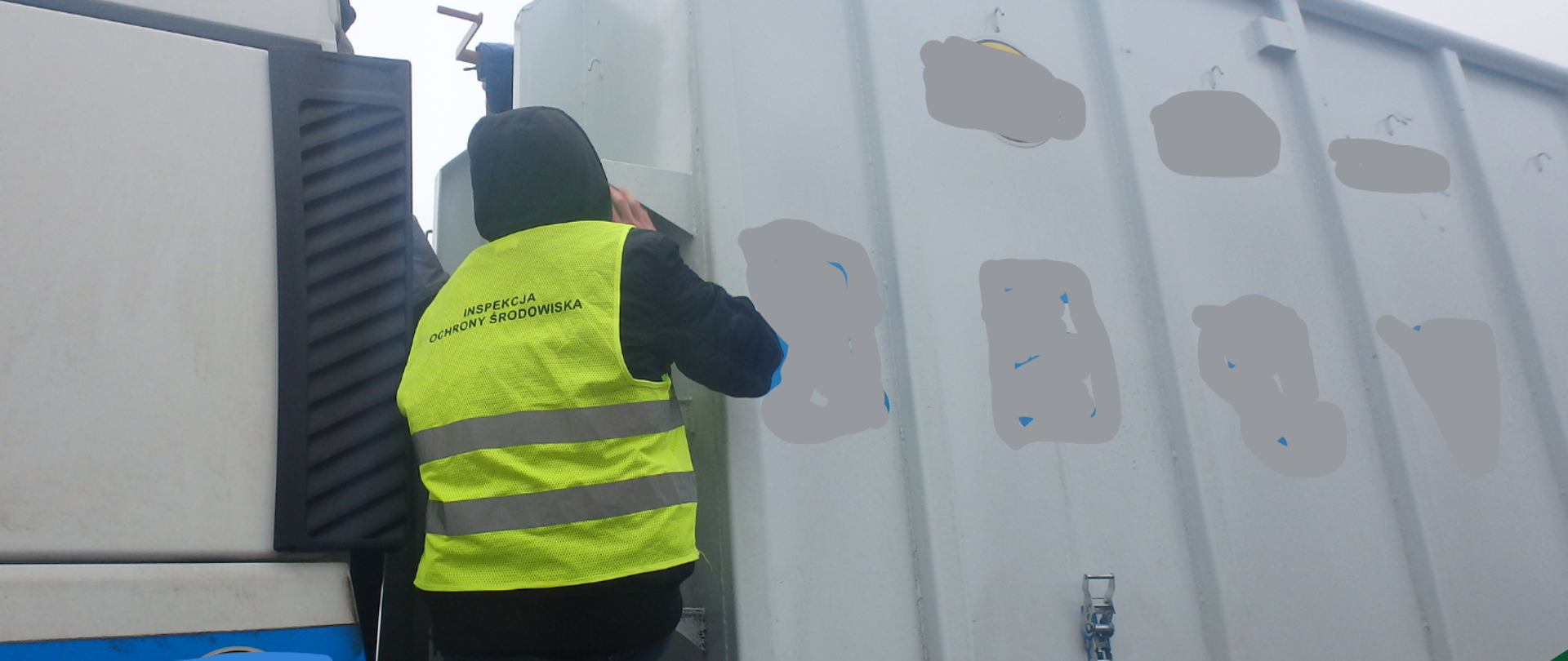 Inspektor Wojewódzkiego Inspektoratu Ochrony Środowiska w Opolu podczas kontroli