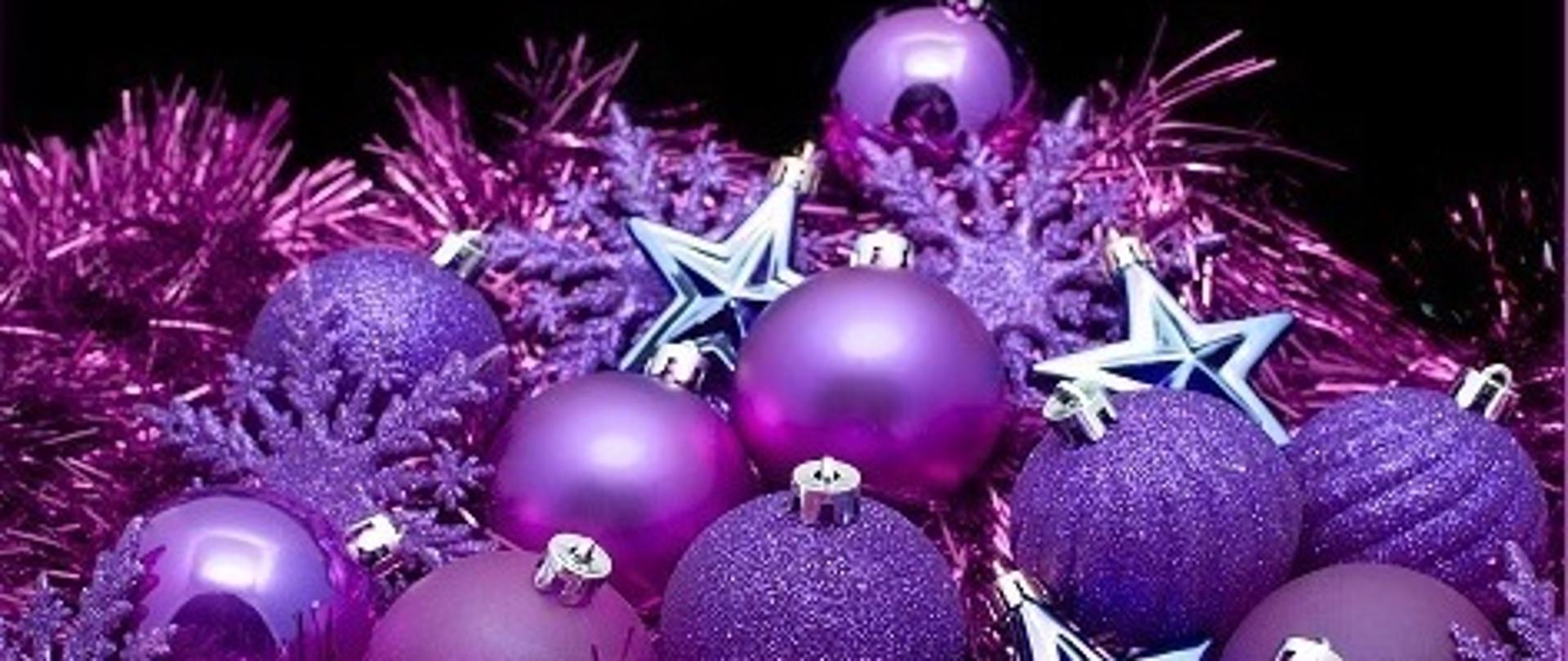 fioletowo-granatowe bobki i gwiazdki na czarnym tle
