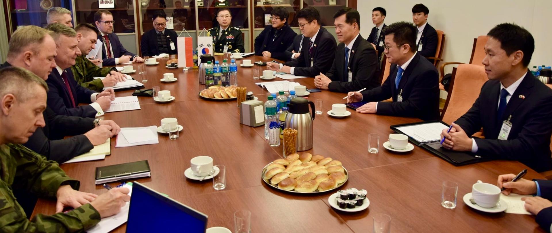 Wiceminister obrony narodowej Paweł Bejda spotkał się z delegacją Korei Południowej pod kierownictwem Ministra Seok Jonggun, kierujacego Koreańską Agencją ds. Planowania Zakupów Obronnych (DAPA - Defense Acquisition Program Administration). W spotkaniu uczestniczyli m in: wiceminister DAPA Hyunki Cho oraz ambasador Korei w Polsce, Hoonmim Lim.