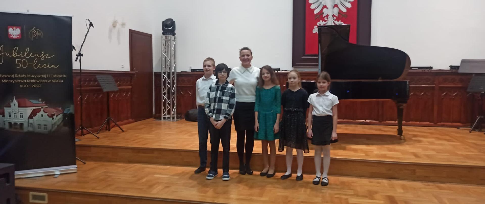 uczniowie klasy fortepianu wraz z nauczycielką Joanną Stachowicz podczas koncertu klasowego na sali królewskiej naszej szkoły