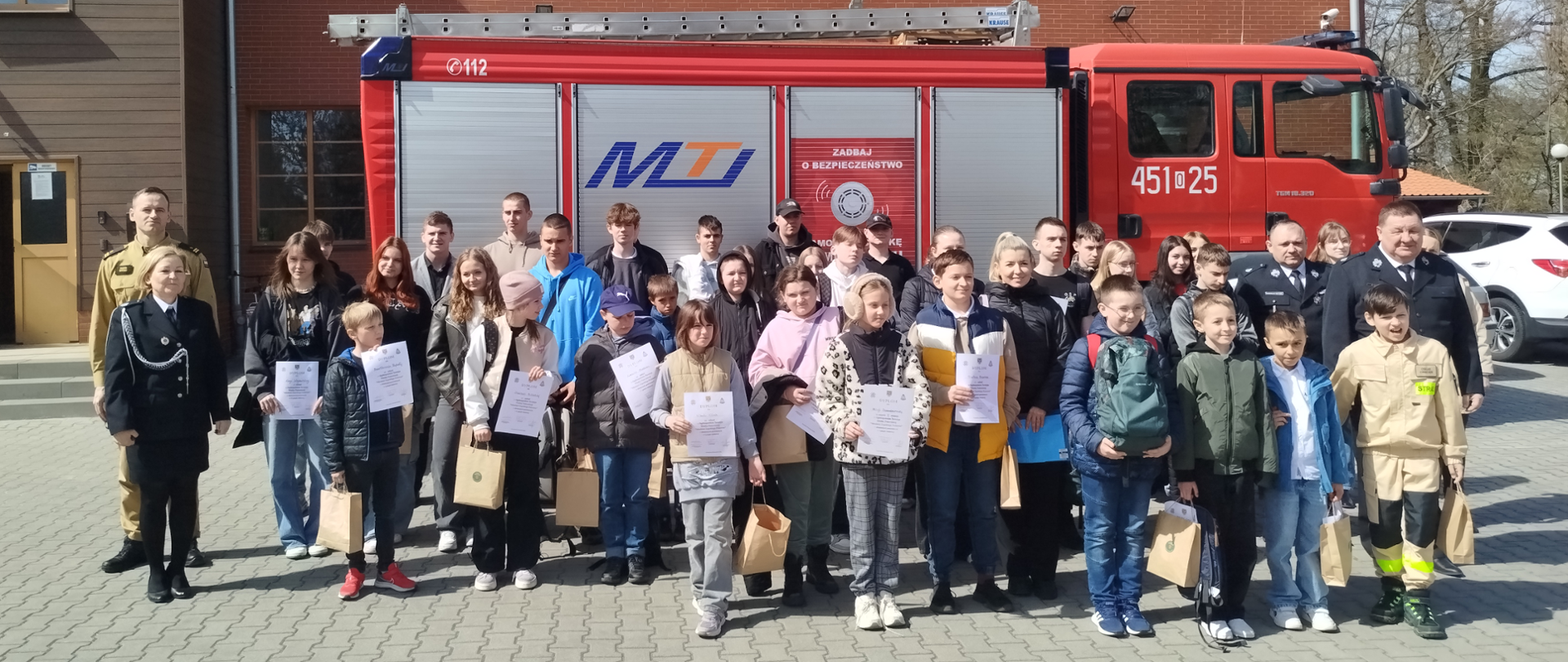 XXXVIII edycja ogólnopolskiego konkursu wiedzy pożarniczej " Młodzież zapobiega pożarom" - zdjęcie laureatów wraz z komisją egzaminacyjna.