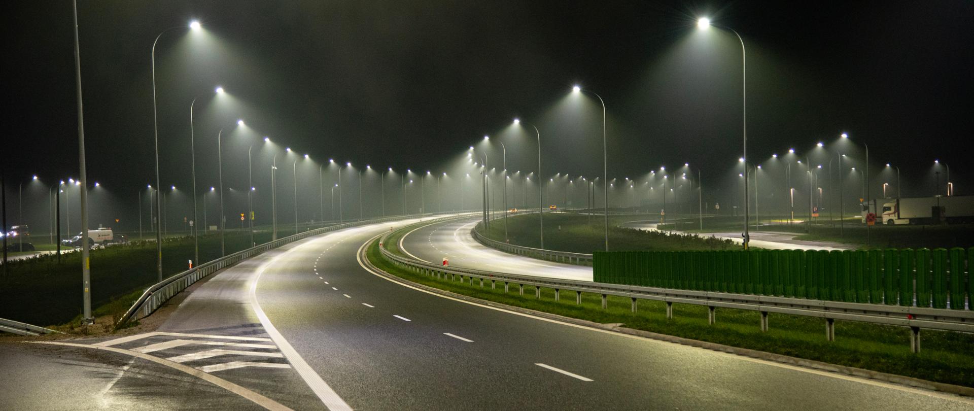Droga ekspresowa S19 w nocnej scenerii, palą się latarnie, nie widać samochodów