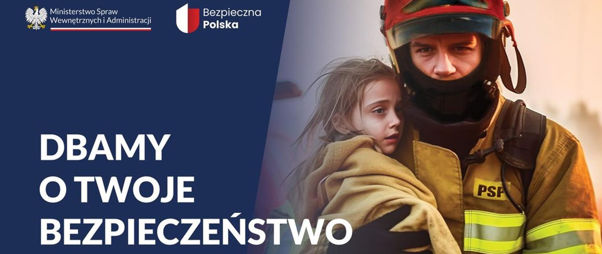 Lewa strona zdjęcia wykonana na niebieskim tle z białymi napisami. Prawa przedstawia Strażaka w piaskowym stroju bojowym i czerwonym hełmie z dzieckiem na rękach owiniętym w kocyk. 