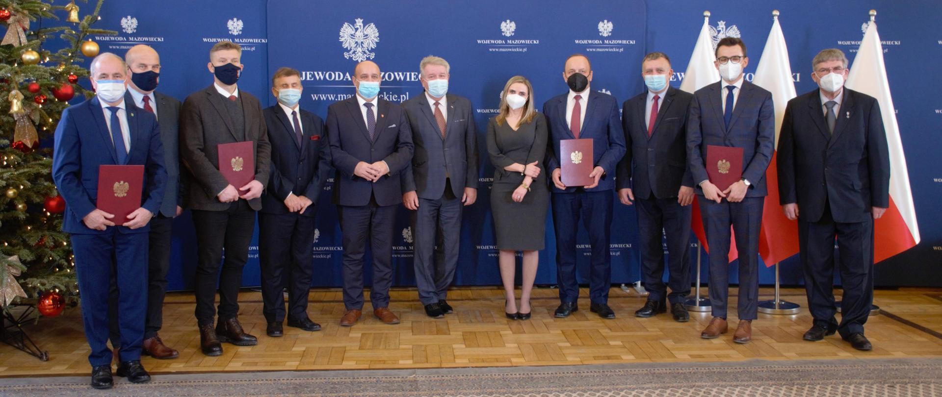 Na zdjęciu widać kobietę i mężczyzn