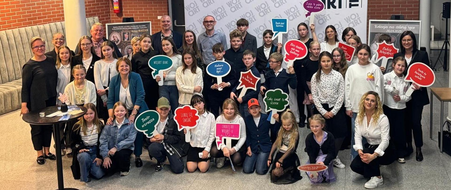 Zdjęcie grupowe uczestników wyjazdu na musical "Kopciuszek" 