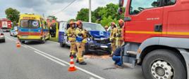 Strażacy usuwają skutki wypadku
