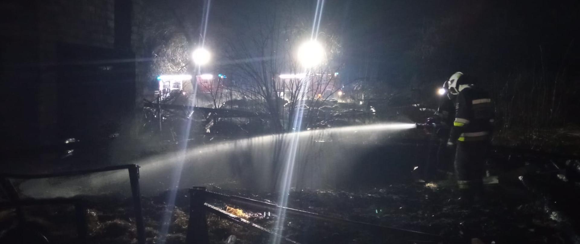 POŻAR DUŻY ZABUDOWAŃ GOSPODARSKICH W JAKUBOWICACH- POWIAT PIŃCZOWSKI 