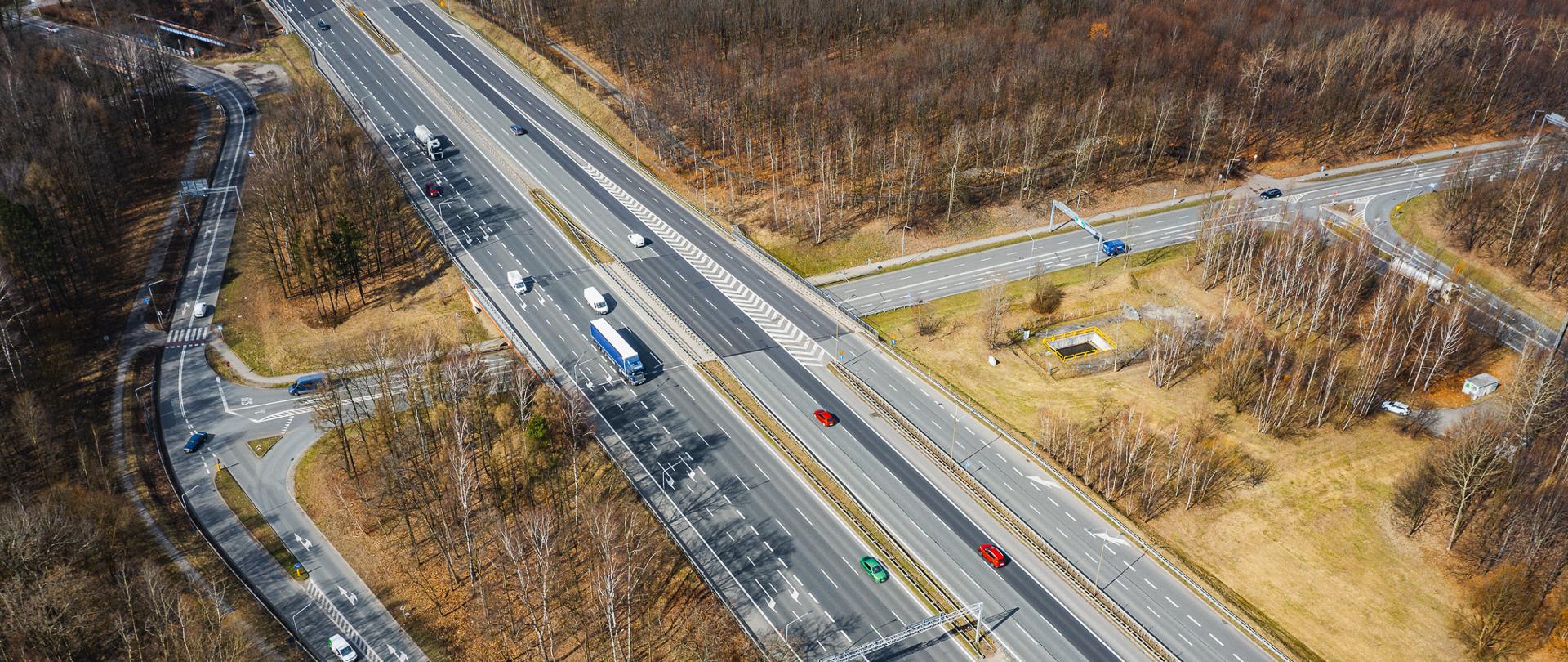 Węzeł drogowy w Chorzowie. Autostrada A4 przechodzi za pomocą wiaduktu górą nad ulicą Stefana Batorego w Chorzowie. Po lewej stronie łącznice w kierunku Katowic oraz ul. Oświęcimska.