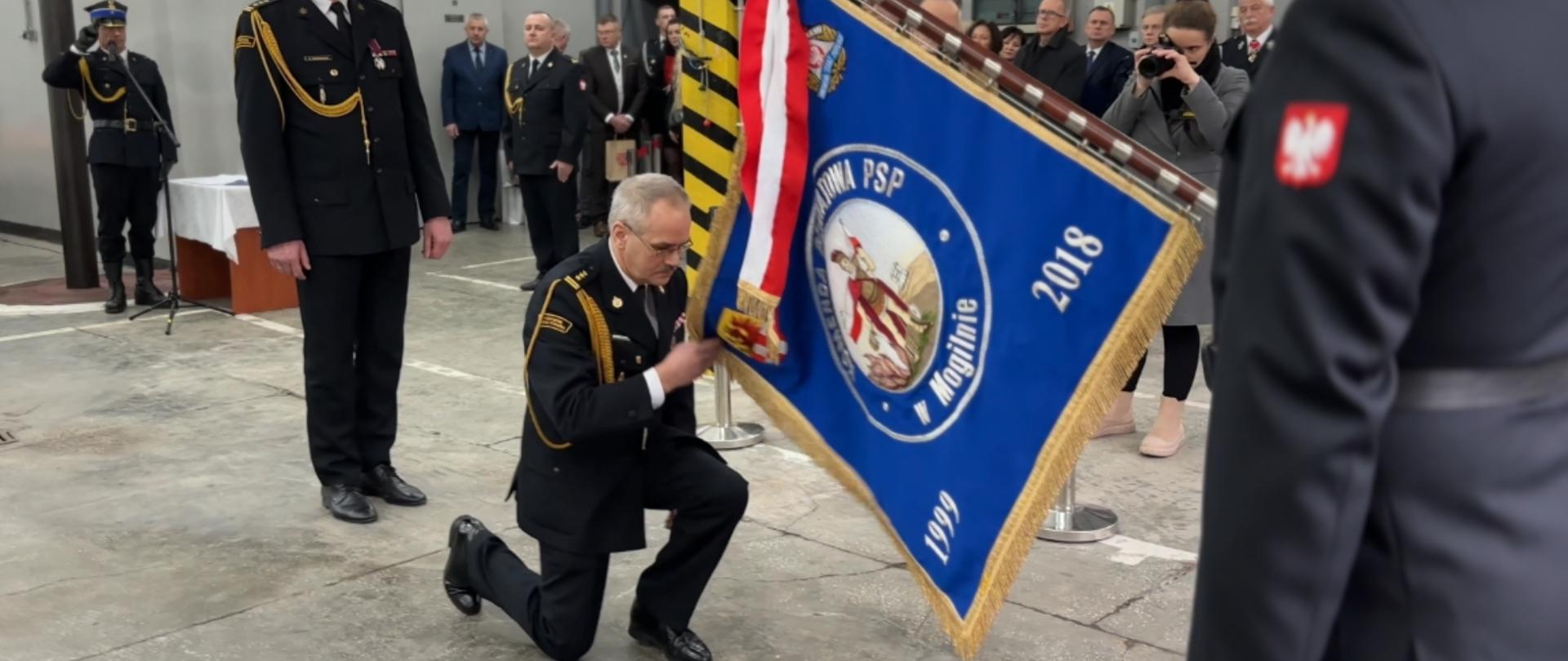 Na zdjęciu znajdują się funkcjonariusze PSP