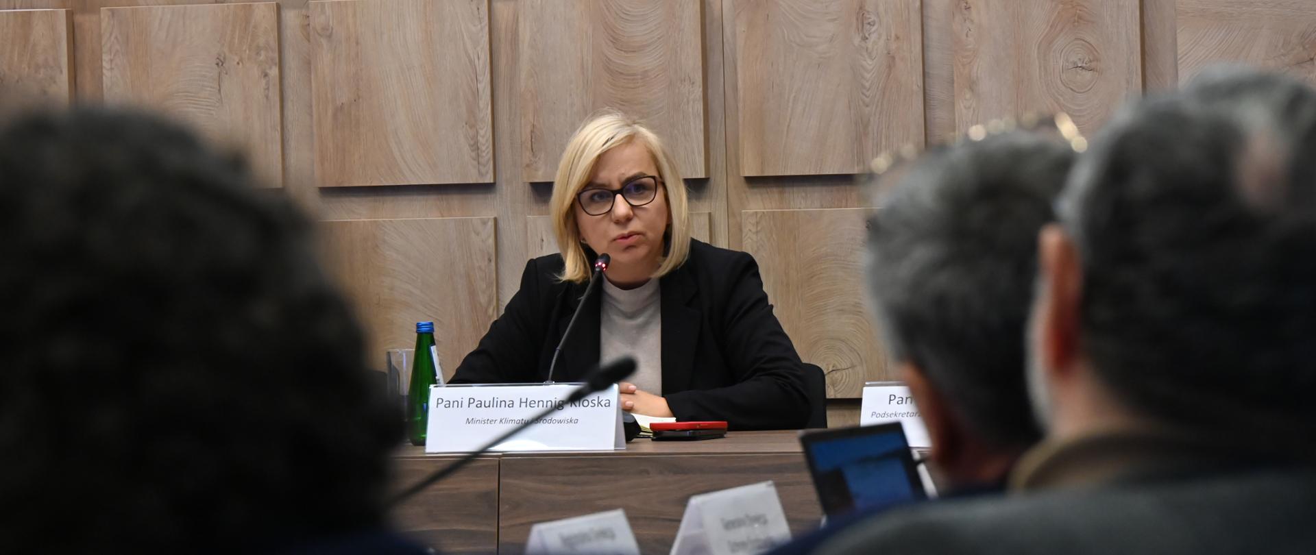 Minister klimatu i środowiska Paulina Hennig-Kloska przemawia.