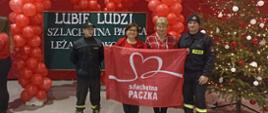 Na zdjęciu widzimy strażaków pozujących do zdjęcia z organizatorami Szlachetnej Paczki.
