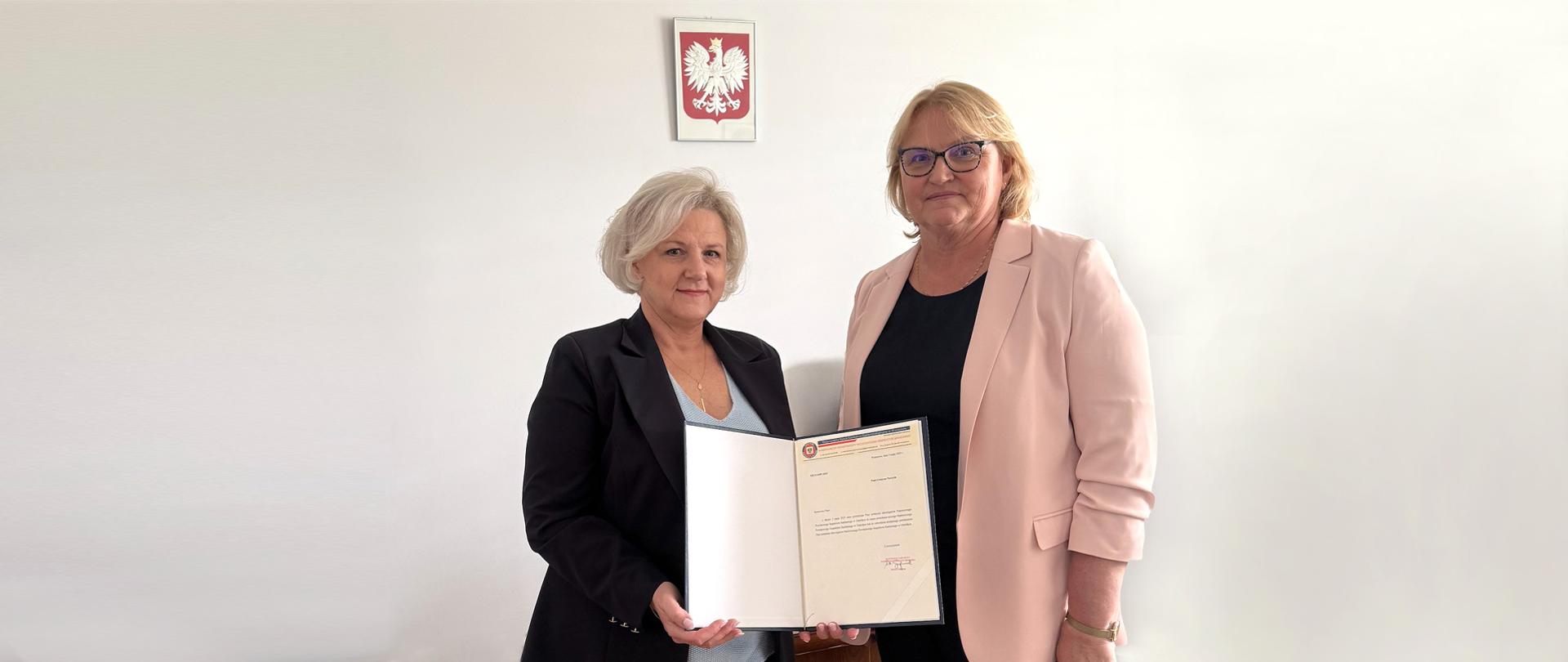 MPWIS Elżbieta Stefaniuk wręcza teczkę z powołaniem na PPIS w Ostrołęce Pani Grażynie Parzych