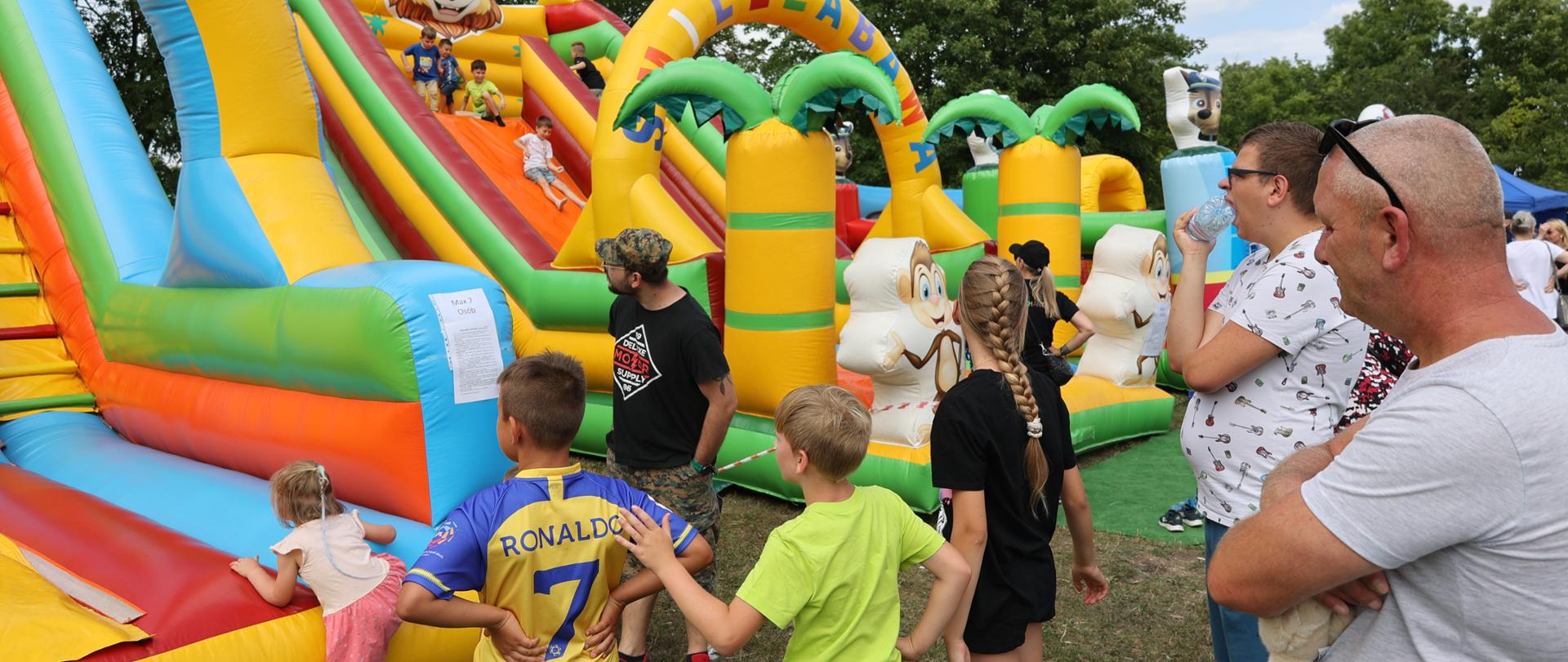 Grupa dzieci bawią się na dmuchawcach 