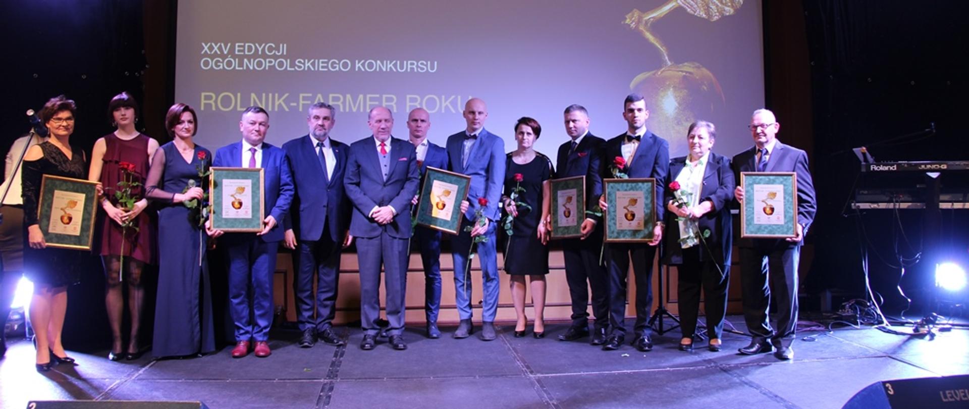 Min. J.K. Ardanowski z laureatami konkursu