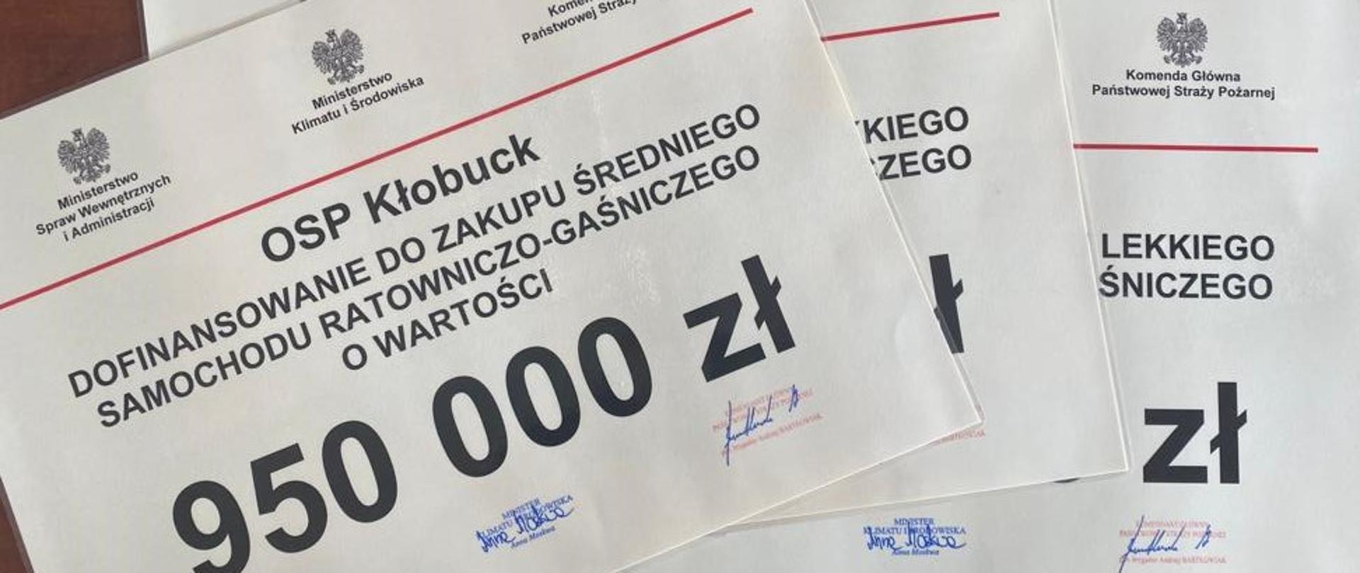 Zdjęcie przedstawia promes na zakup samochodów ratowniczo-gaśniczych dla Ochotniczych Straży Pożarnych z terenu Powiatu
