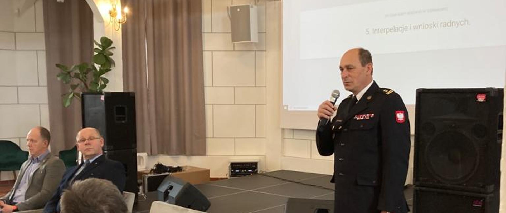 Funkcjonariusz i przedstawiciele gminy podczas sesji Rady Gminy Sieraków.