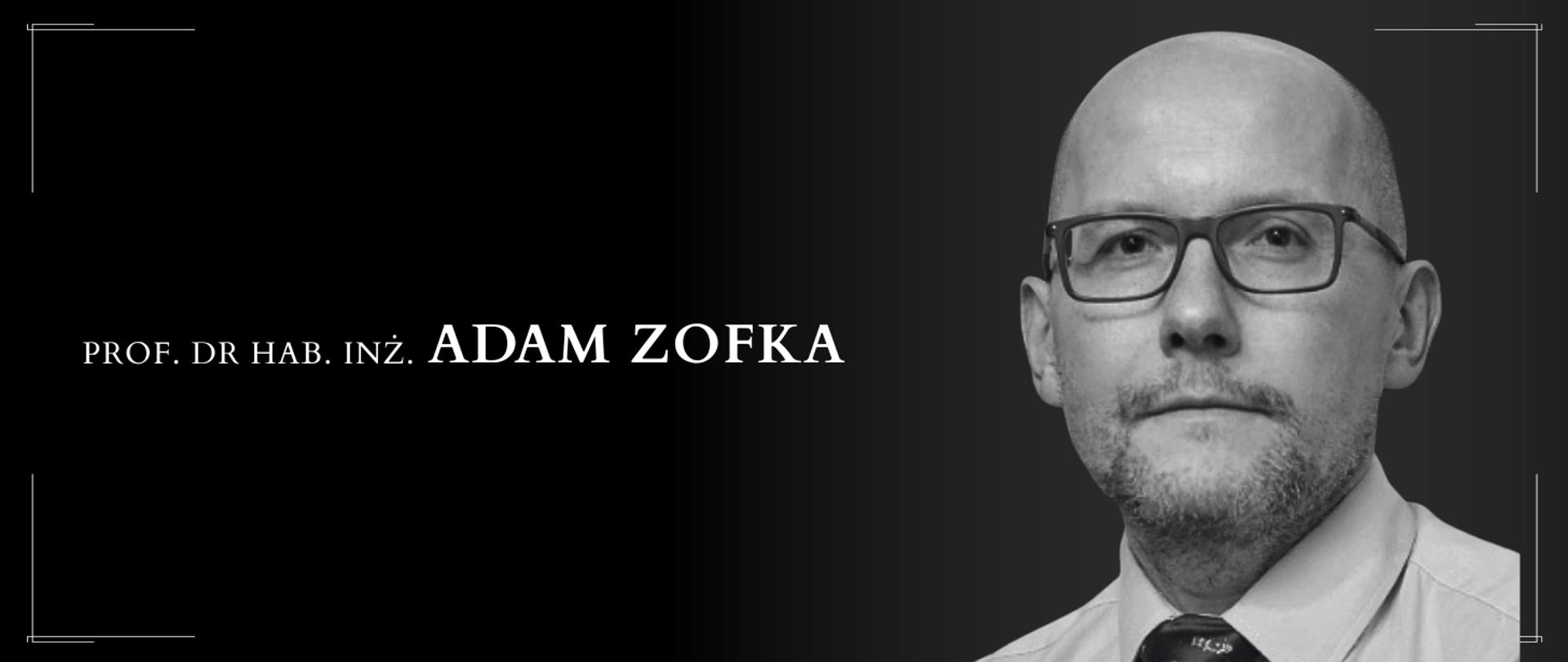 Czarno‑biała grafika przedstawiająca osobę w koszuli i krawacie po prawej stronie oraz tekst ‘Prof. Dr Hab. Inż. Adam Zofka’ umieszczony po lewej stronie na ciemnym tle z delikatnymi narożnymi liniami dekoracyjnymi.