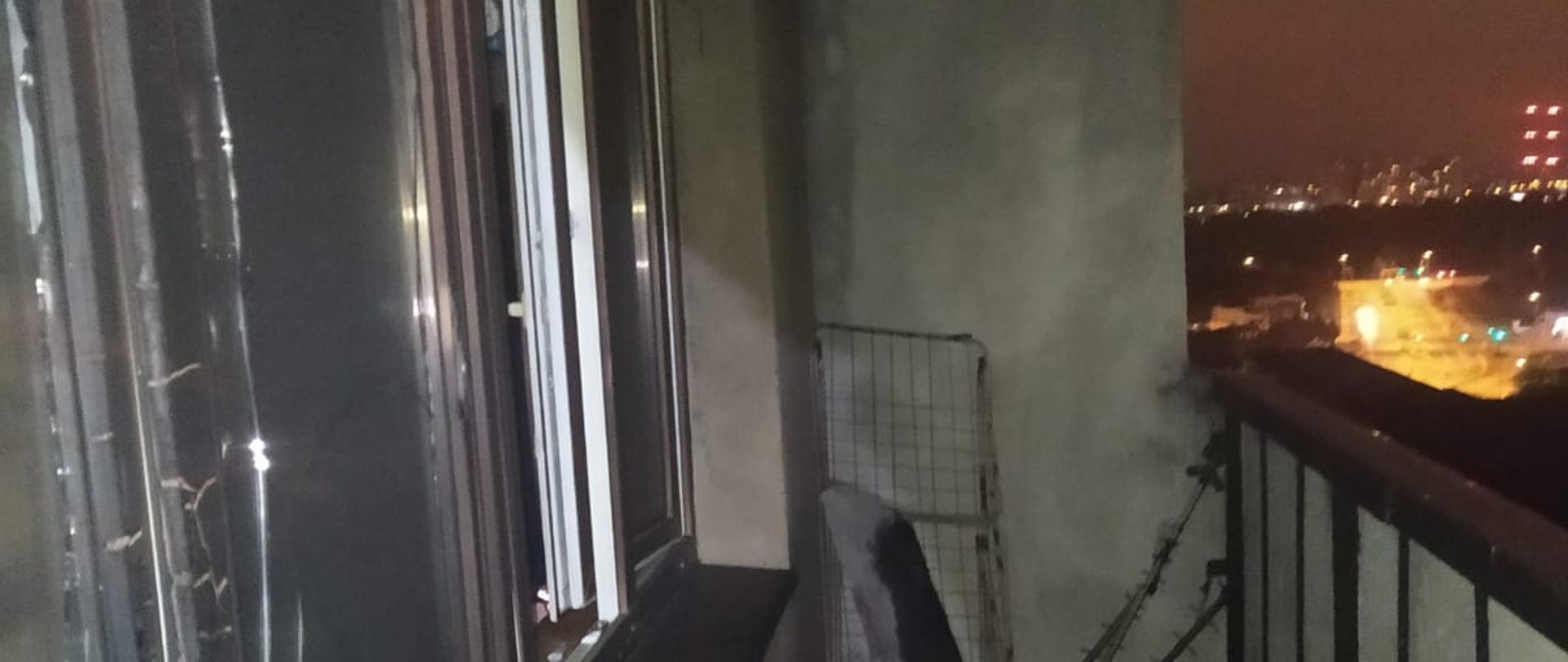 Strażacy wyprowadzili dwie osoby z zadymionego mieszkania