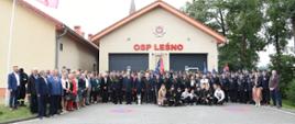 Uczestniczy uroczystość stoją przed remizą OSP Leśno.
