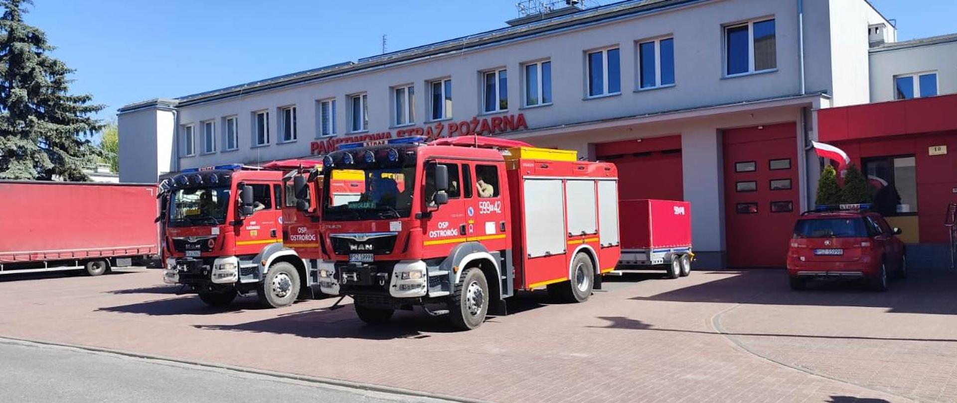 Pojazdy strażackie przed budynkiem komendy, miejsce zbiórki