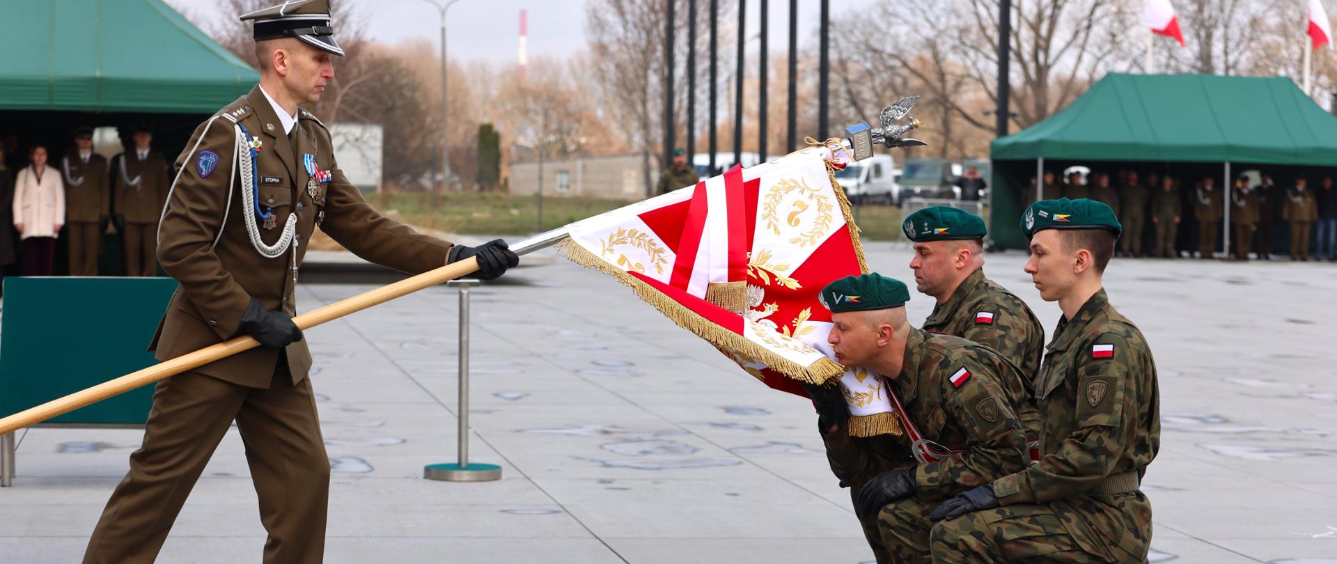 Uroczystość wręczenia sztandaru 2. Regionalnej Bazy Logistycznej