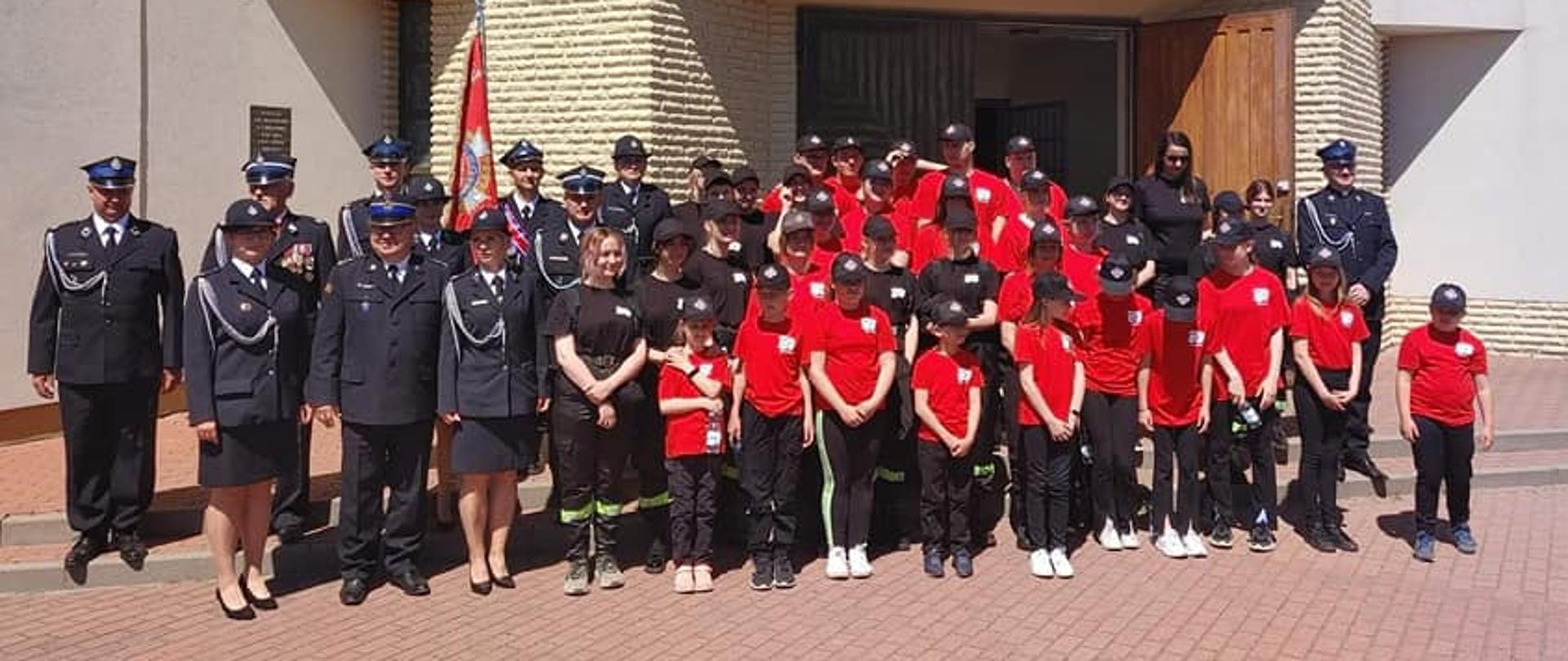 Druhny, druhowie i zaproszeni goście po mszy świętej przed kościołem