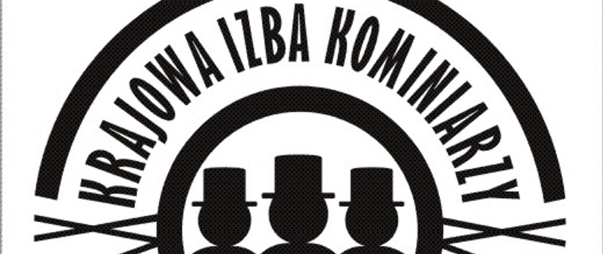 Logo w kolorze czarnym Krajowej Izby Kominiarzy. Trzech kominiarzy wpisanych w okrąg i napis nad nimi krajowa izba kominiarzy