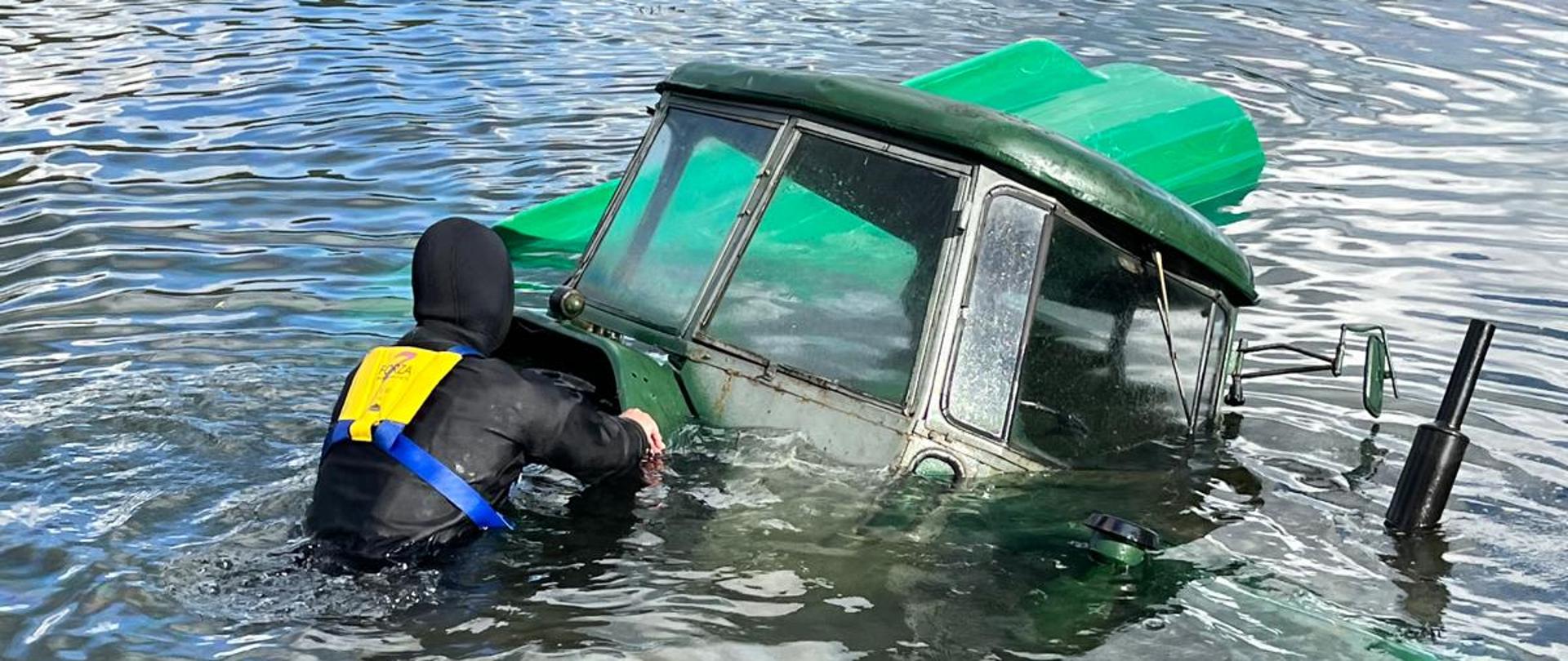 Nurek zaczepiający linę za ciągnik