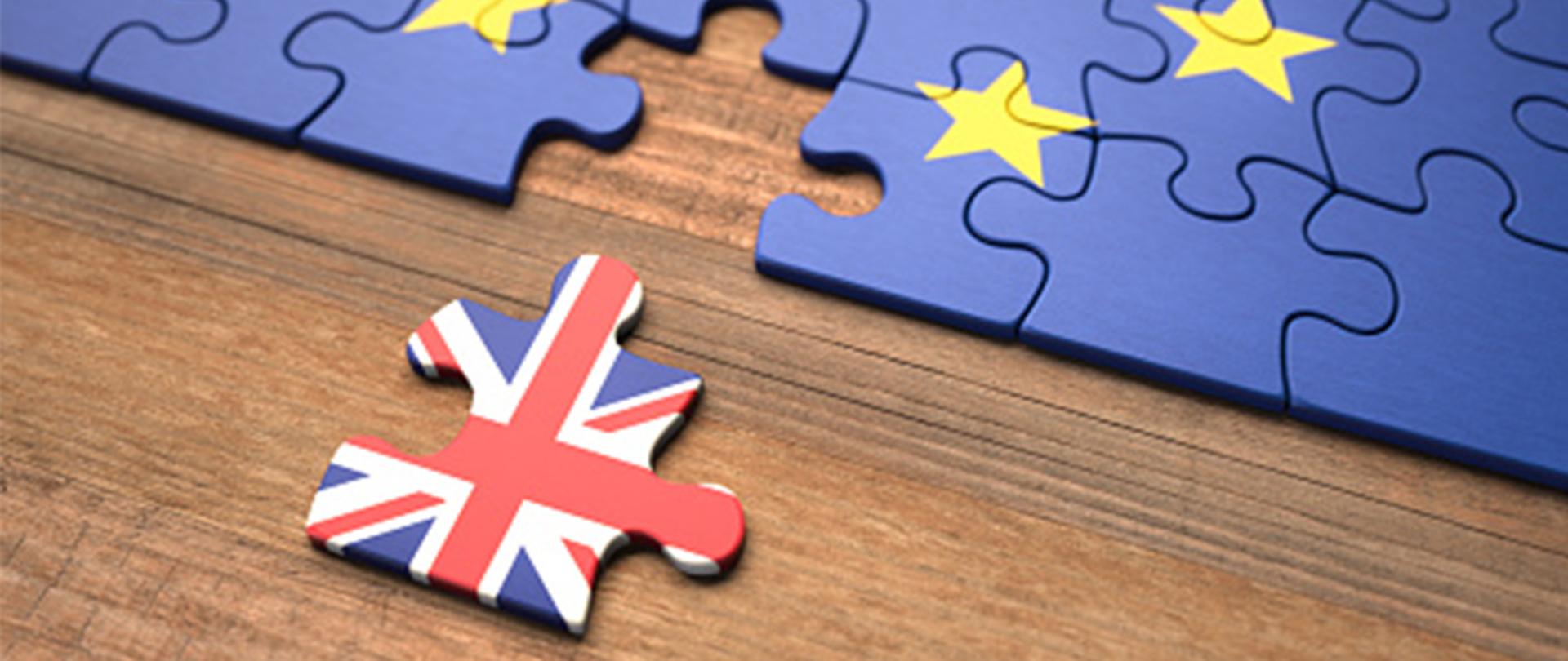 Na zdjęciu: puzzle z flagą UE od których odłączony jest jeden element, na którym namalowana jest flaga Wielkiej Brytanii 