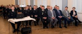 Widok ogólny z przodu. Uczestnicy odprawy. Na pierwszym planie wójtowie i burmistrzowie, dalej kadra KP PSP w Wadowicach.