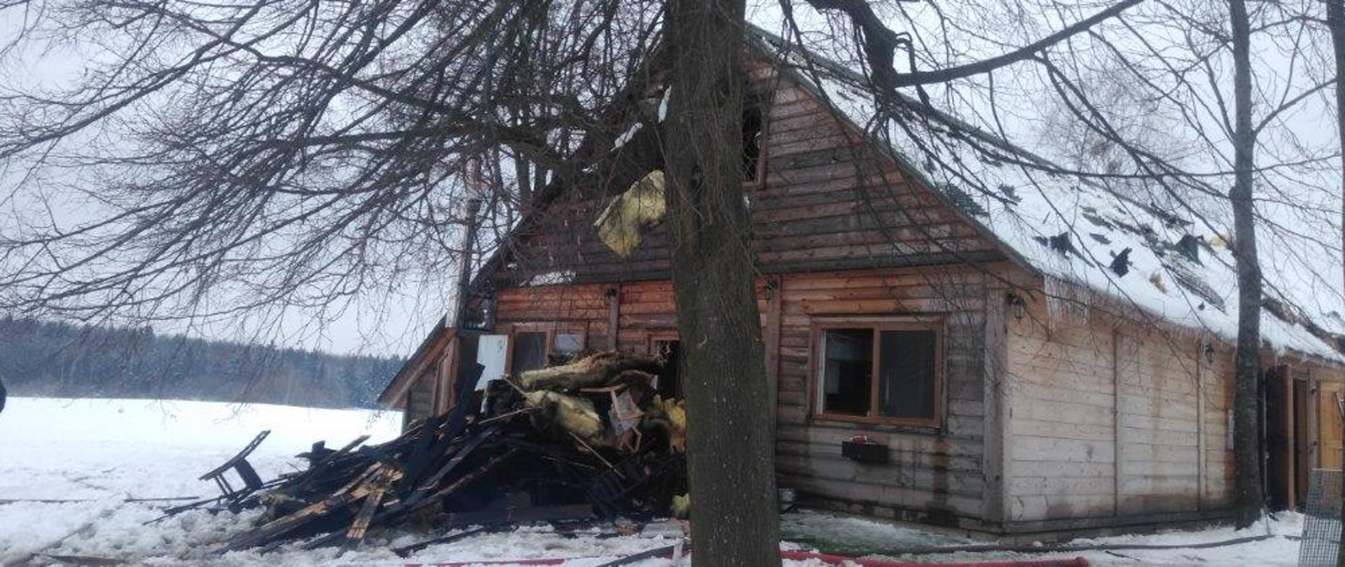 Widok spalonego budynku.