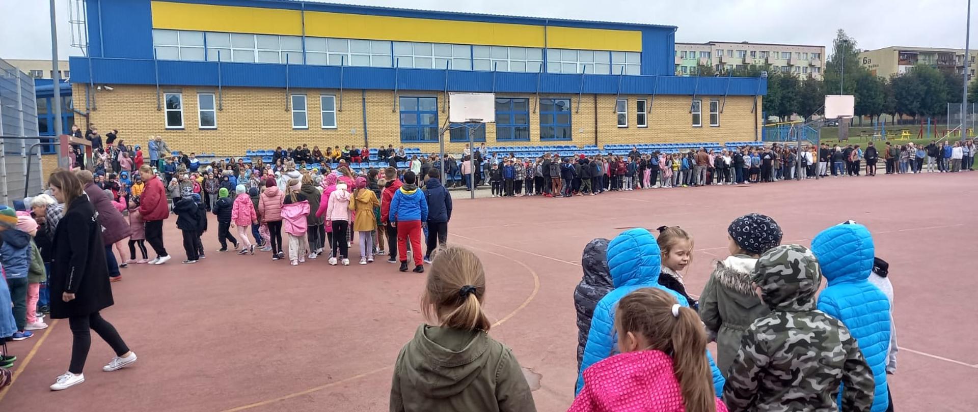 Próbne ewakuacje w placówkach oświatowych powiatu sokólskiego