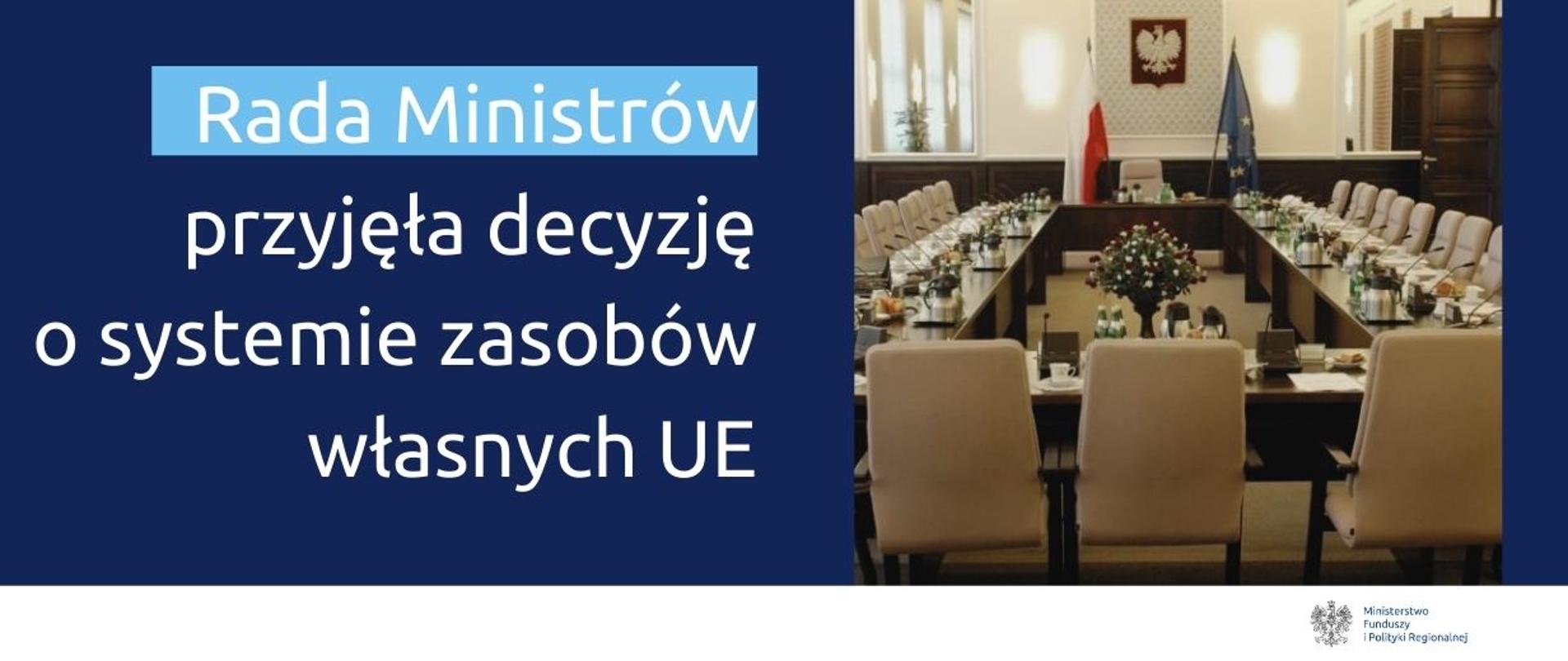 Grafika podzielona na pół: po lewej napis Rada Ministrów przyjęła decyzję o systemie zasobów własnych UE, po prawej zdjęcie gabinetu, w którym odbywa się Rada Ministrów, widoczny duży kwadratowy stół oraz krzesła wokół.