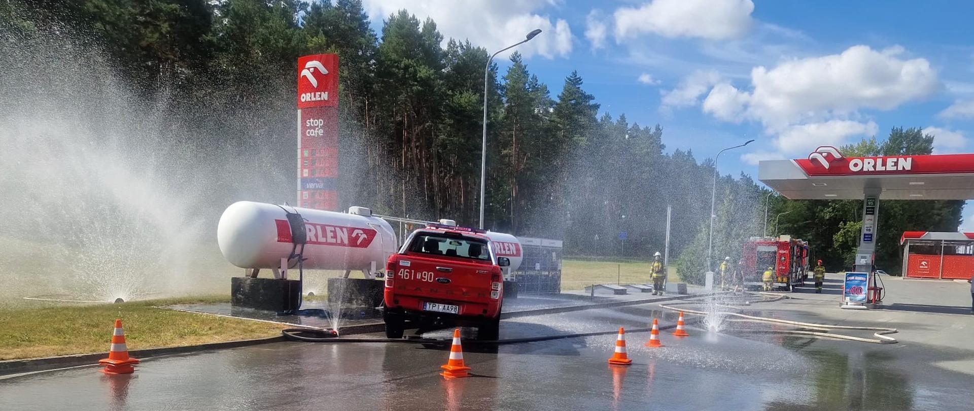 ĆWICZENIA TAKTYCZNO-BOJOWE PIŃCZOWSKICH STRAŻAKÓW NA OBIEKCIE STACJI PALIW ORLEN
W MICHAŁOWIE
